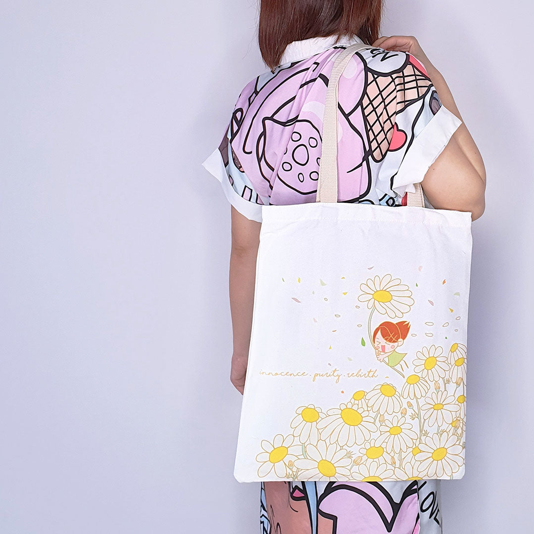 Fly in Daisy Field Tote Bag