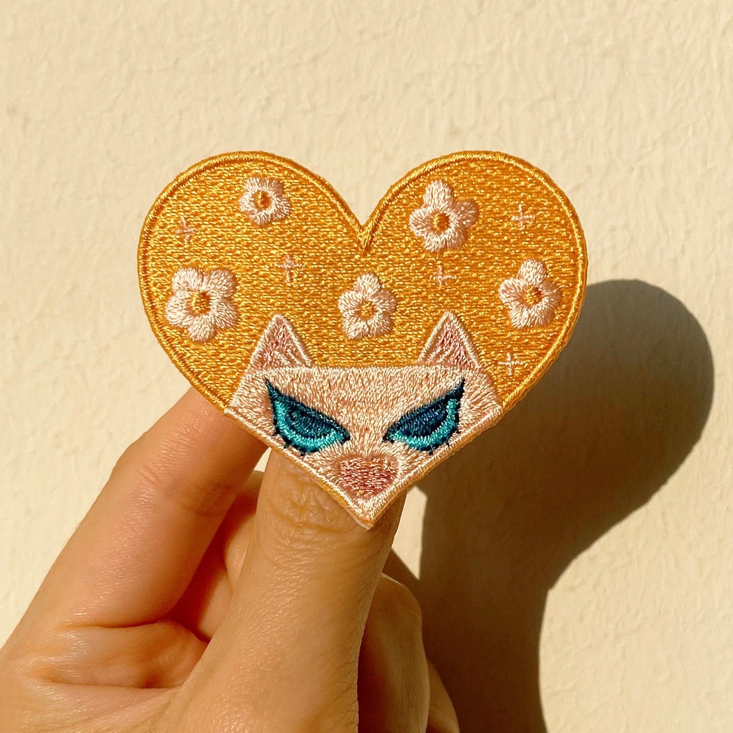 ShinnerCXI Embroidery Pin - White Daisy Heart Cat