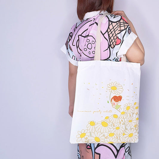 Fly in Daisy Field Tote Bag